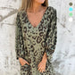 Vestido fluido estampado con cuello en V y bolsillos