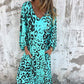 Vestido fluido estampado con cuello en V y bolsillos