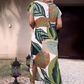 Damenkleid mit Blattdruck, Rundhalsausschnitt, Seitenschlitz und kurzen Ärmeln