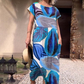 Damenkleid mit Blattdruck, Rundhalsausschnitt, Seitenschlitz und kurzen Ärmeln